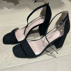 Kelly and Katie black pumps